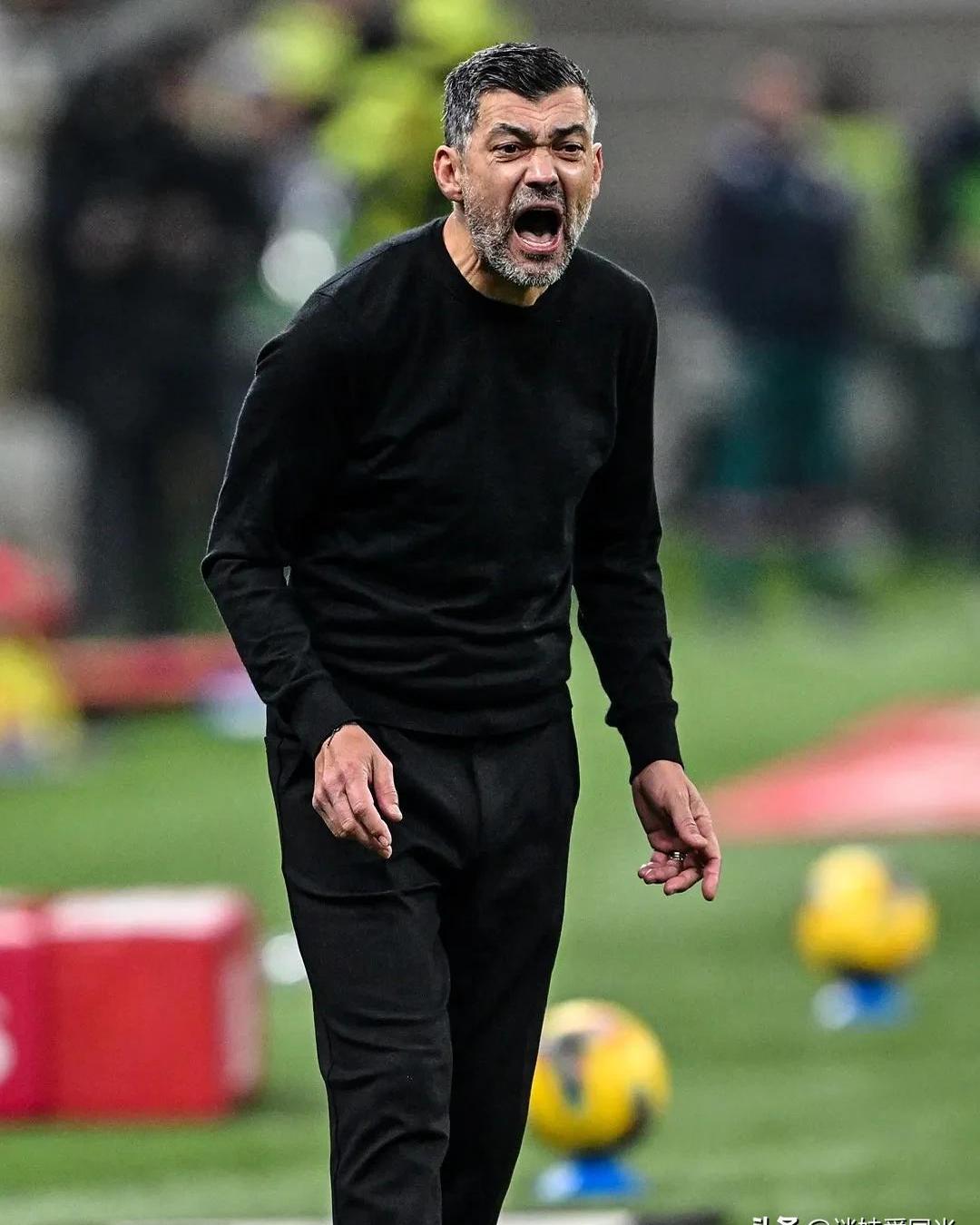 AC米兰血洗里昂,范佩西高光表现 AC米兰血洗里昂,范佩西高光表现