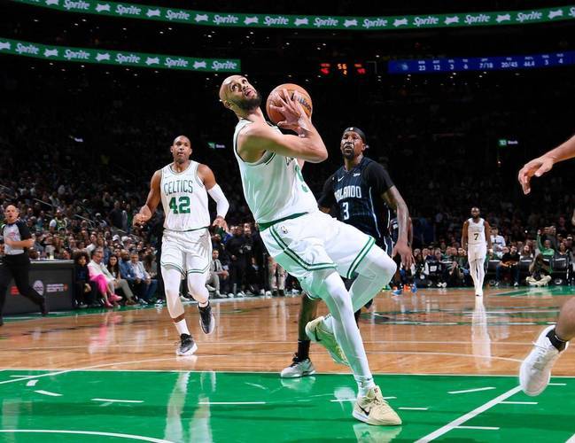 关于湖人队大胜凯尔特人，詹姆斯连中两记三分球的信息