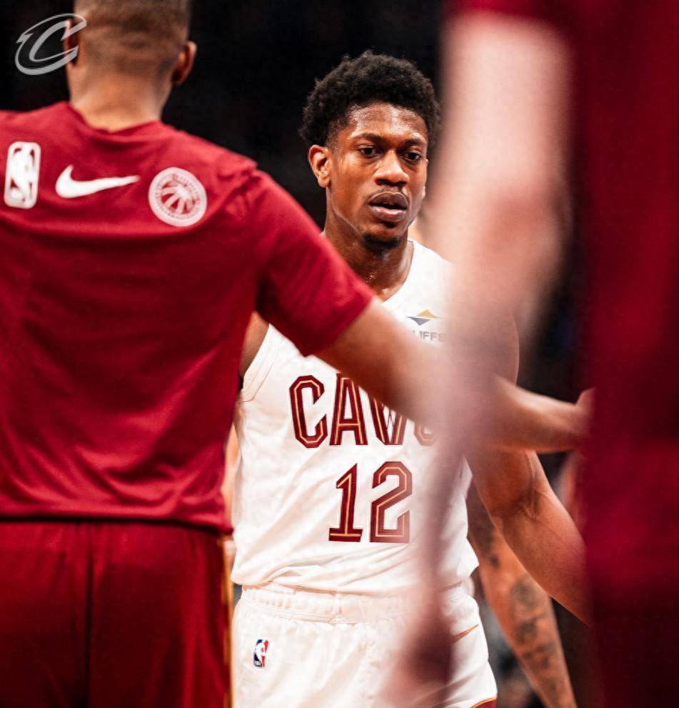 关于猛龙队客场大胜骑士，取得连胜的信息