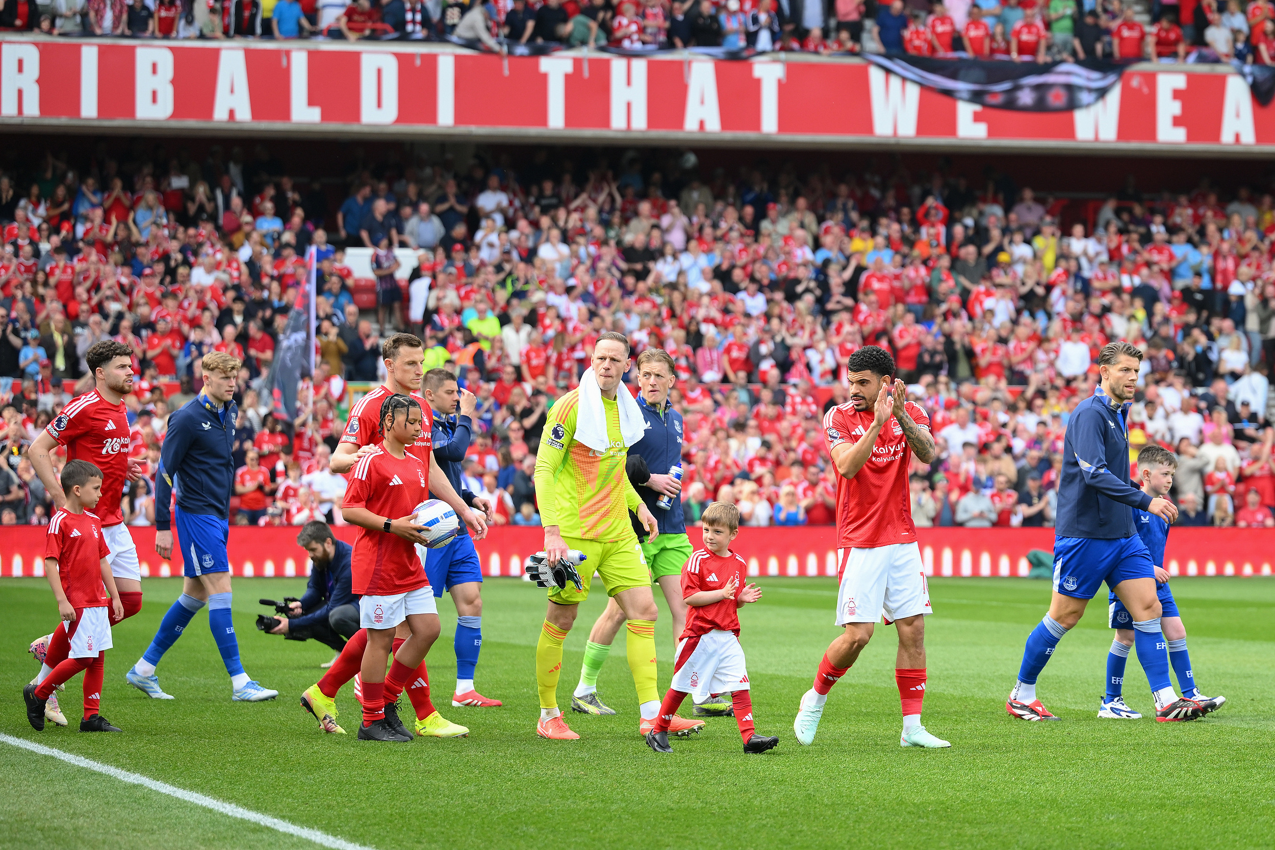 汉堡主场大胜，赢得球迷喝彩的简单介绍