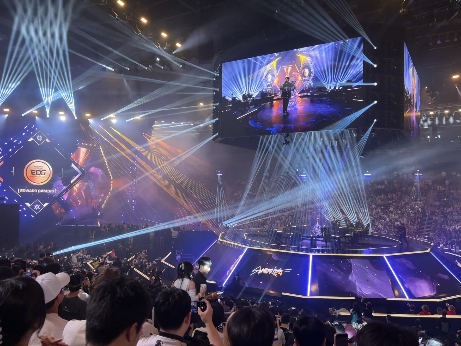 终极对决燃爆赛场，震撼全球！