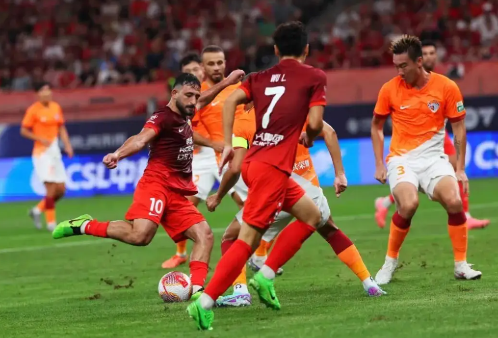 开云足球直播-比分胶着的比赛场面，一触即发