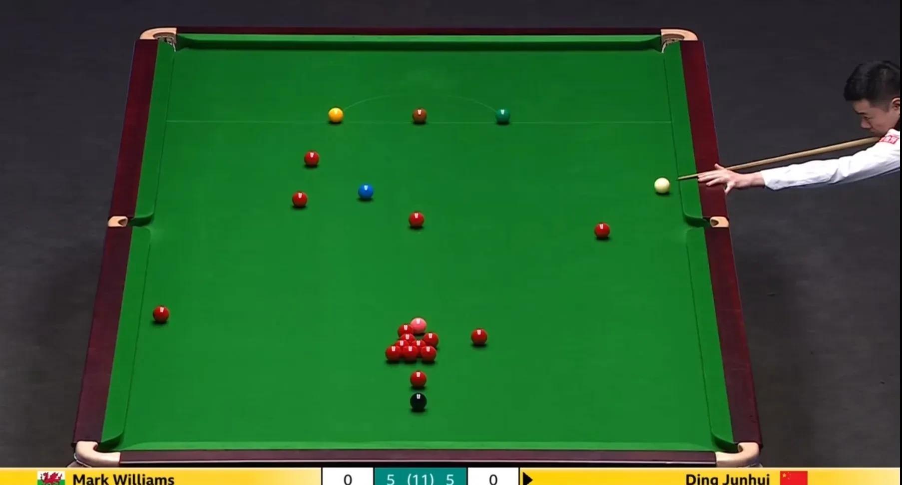 比分胶着的比赛场面，一触即发